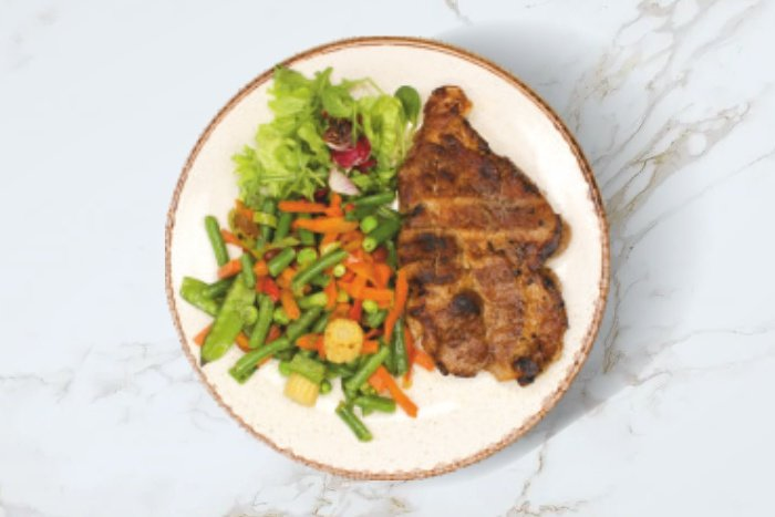 Стейк из свинины с овощами по-карибски