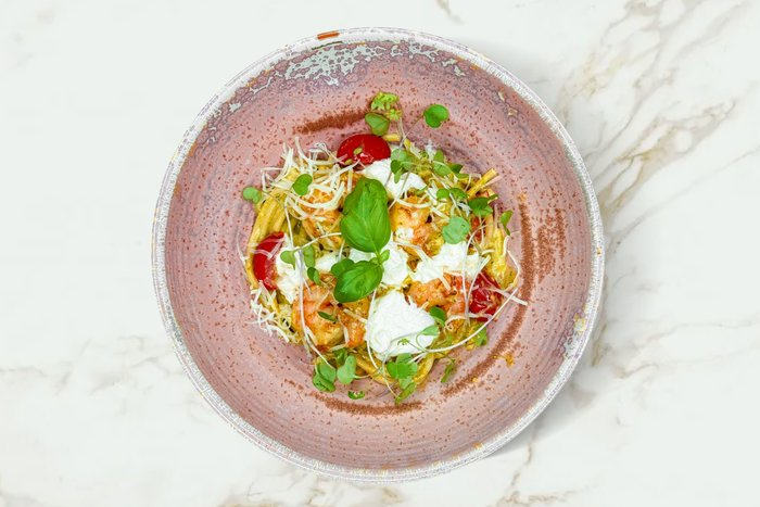 Спагетти с соусом песто и тигровыми креветками