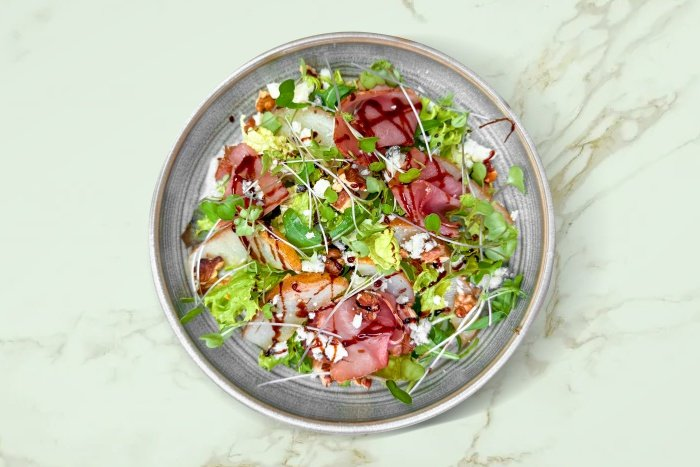 Салат с пармским окороком и соусом блю чиз