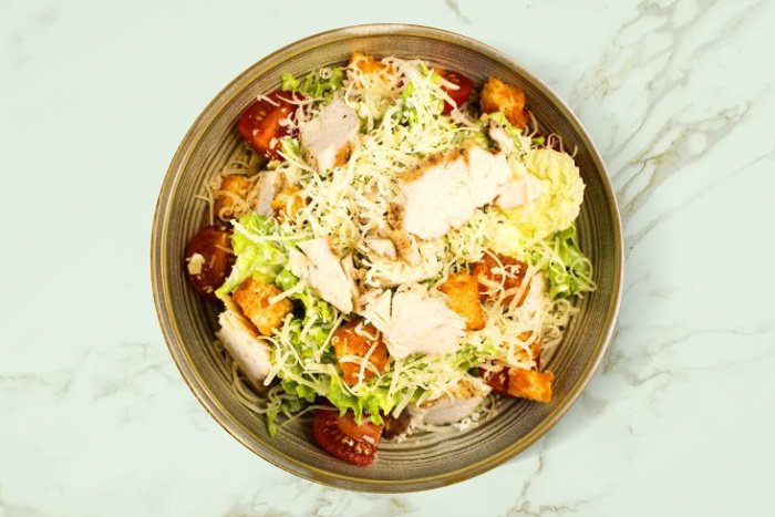 Салат Цезарь с курицей