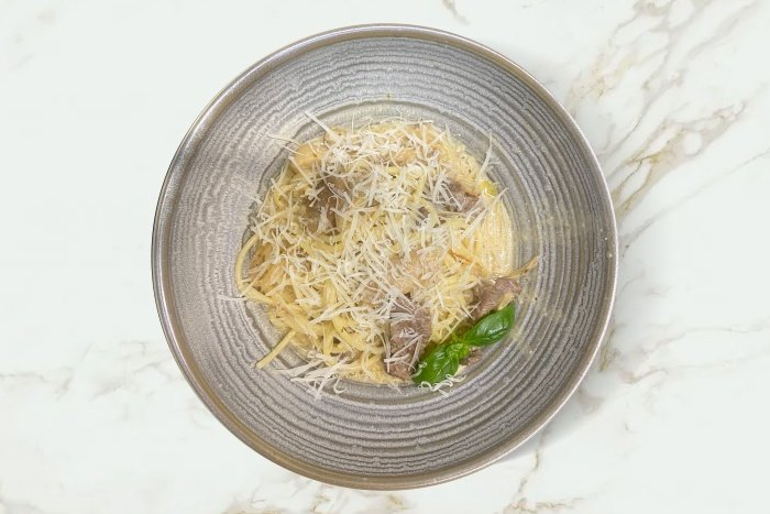 Паста с телячьей вырезкой и томленными белыми грибами