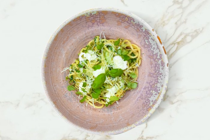 Спагетти  с соусом песто и овощами