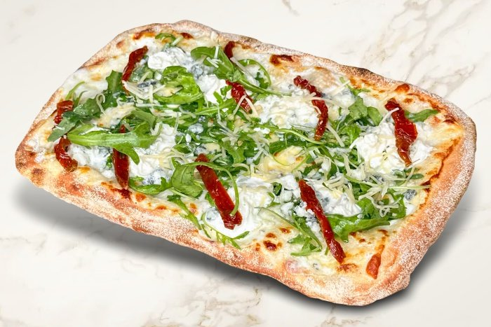 Римская Пицца четыре сыра со Страчателлой и вялеными томатами