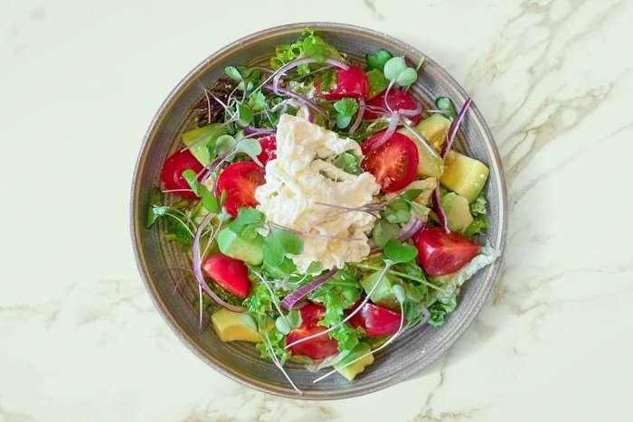 Салат со Страчателлой