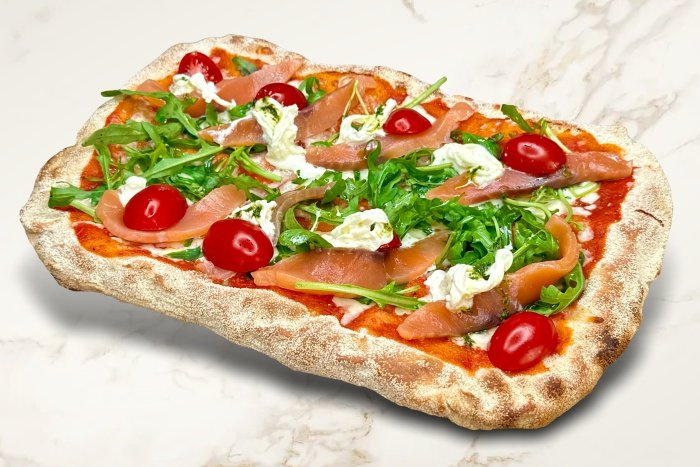 Римская Пицца с лососем слабой соли и рукколой